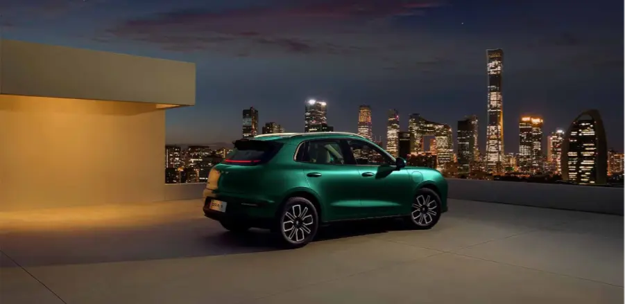 ORA  SUV eléctrica estacionado en terraza con edificios de fondo. 