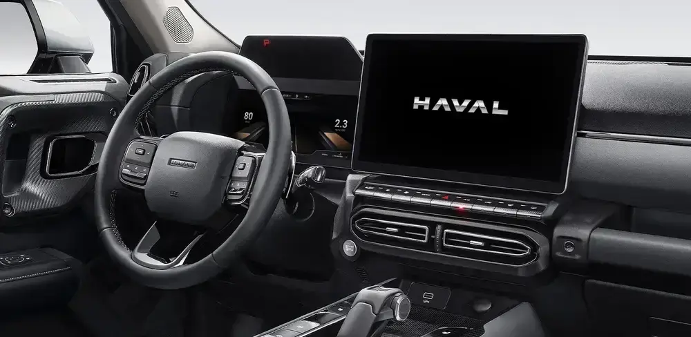 Vista interior de SUV GWM H7 con multipantalla táctil de lujo, automático y con volante multifunción.