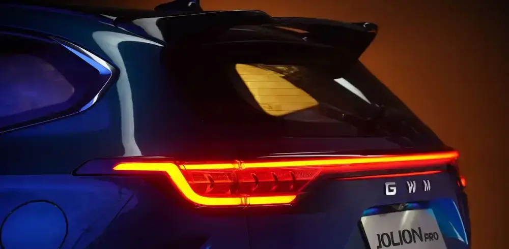 Vista trasera de GWM Jolion Pro HEV color azul con luces de stop led deportivas.