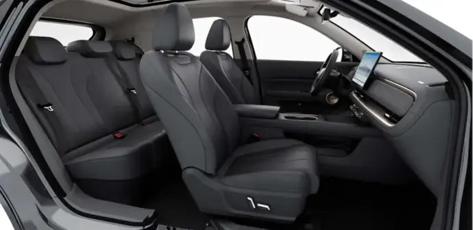 Interior de GWM 5 SUV, mostrando los asientos delanteros y traseros, desde una vista lateral.